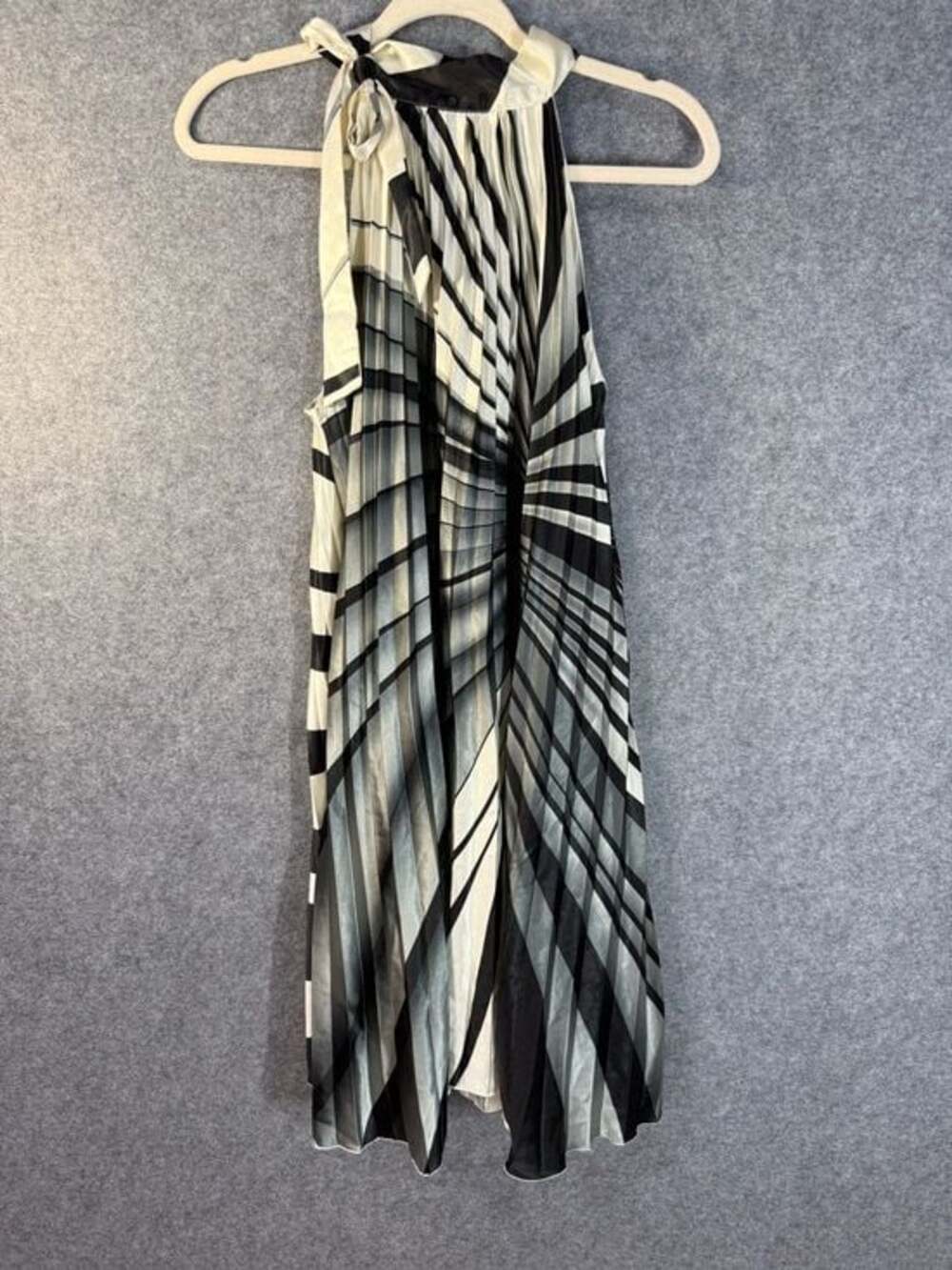 Hot & Delicious Black/White Geometric Optical Illusion Pleated Halter Maxi Sz M